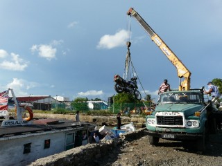 The crane operator assured me he can lift anything up to an elephant, that the rope is strong enough. Not to worry.