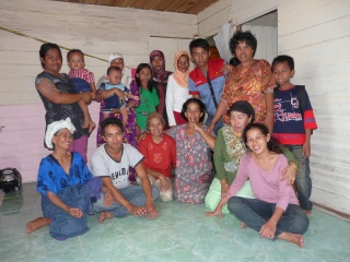 A visit that evening to Macik Siti's (in green) family in their stilt house. We met on the taxiboat and they're having a big feast. Live chickens were paraded inside the rooms before being slaughtered, according to the traditions.