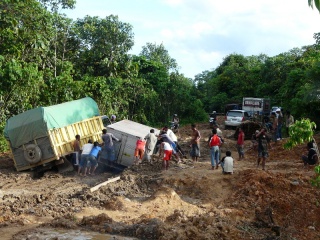 We waited 2-1/2 hrs for this situation to be unblocked. Behind us (and in front of us coming from opposite direction) were ... a jungle traffic jam as others vehicles crawled up.