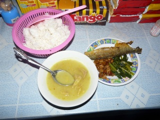 Meal of the Day at a warung (roadside stall) : fish, fried tofu, fried green mustard leaves, soup of the day (chicken) + white rice all you can eat.