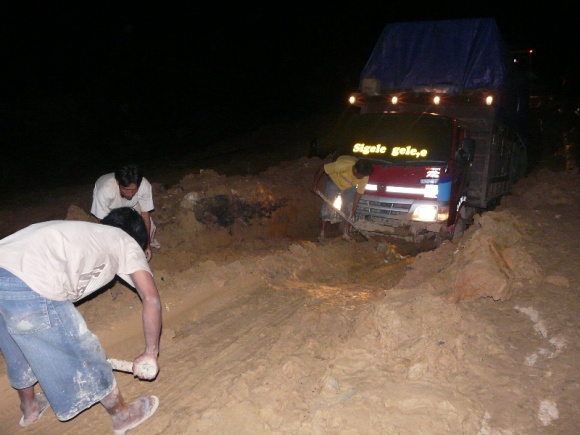 2nd day midnight : this heavy truck could not get out despite being pulled by 2 other trucks simultaneously. The road is blocked. No choice, we spent our 2nd evening here ... Iwan wanted to drive all night. A number of "friends" on the road came to sleep on our truck (its not possible for them to sleep 5 persons inside their cramped cars).