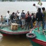 Soon as the taxiboat docked, these men jumped onboard. With a bit of negotiation (thanks to Chang) another 10men are hired.