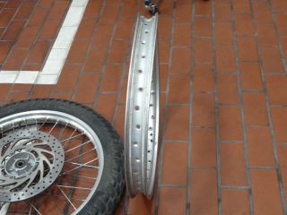This photo confirm that the original rim was really off true circle. Replaced by a temp 2nd hand Japanese 21" rim (equally not true circle, but rideable).