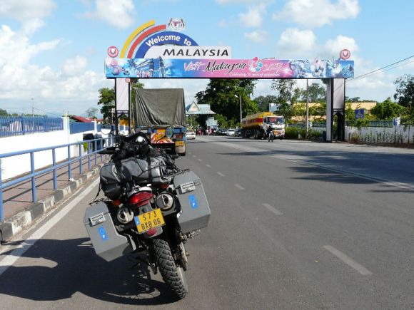 Exactly 3 months after I left Gattieres, France on 12/Apr/08, here I am knocking at the northern Bukit Kayu Hitam border crossing into Malaysia.