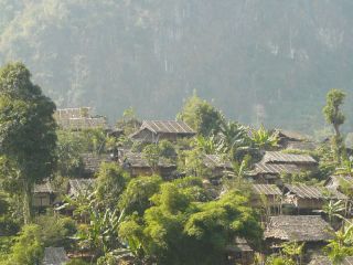 Image of a refugee camp outside Mae Sot