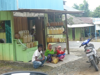 Along the way ... btw, this is a local petrol station. Petrol is availale in 1, 2, 5 or 10ltrs bottle of plastic containers.